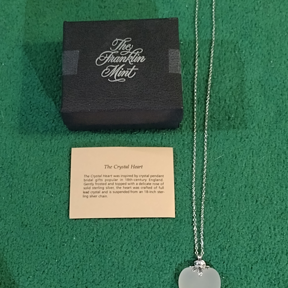 Elegant Silver Heart Pendant Necklace - Picture 3 of 7